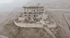 La extraña mansión abandonada en la cima de un cerro de San Juan de Lurigancho: así es por dentro