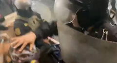 ‘Marcha Nacional’: graban a policía quitándole implementos de protección a manifestante
