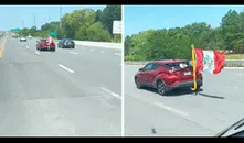 Captan auto en carretera de EE. UU. con bandera peruana: “Lleva al Perú en el corazón”