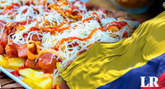 La deliciosa versión colombiana de la salchipapa peruana ¡con queso incluido!