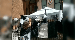 Peruanos colocan banderas de luto como protesta contra Dina Boluarte en consulado de Nueva York