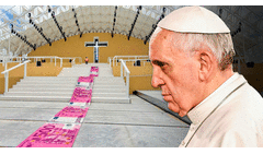 Colocan alfombra de 'billetes' de 500 euros en protesta por visita del papa Francisco a Portugal