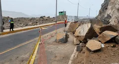 Caen enormes rocas sobre la vía de Pasamayito tras sismo de 4.2 en la zona
