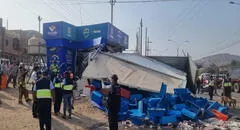 Ventanilla: camión frigorífico cargado de pescado chocó contra caseta de serenazgo y dejó 3 heridos