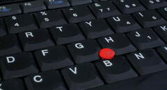 ¿Para qué sirve el botón rojo que algunas laptops tienen en el centro de su teclado?