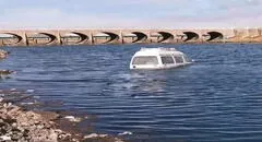 Olvida colocar freno a su combi para ir a comprar, y esta cae a río en Puno