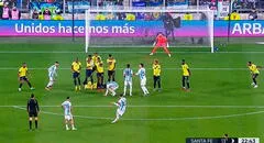 ¡Dejó inmóvil al arquero! Messi y su espectacular tiro libre para el 1-0 de Argentina ante Ecuador