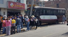 Arequipa: bus choca con poste y deja 53 personas heridas