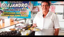 Alejandro, el peruano que conquista los paladares de los chalacos con su exquisito CEVICHE de conchas negras