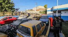 Arequipa: video de depósito muestra a dos personas abriendo capó de vehículo robado
