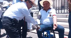 ¡Radicalizan su huelga! Docentes de la UNSA se encadenan en catedral de Arequipa