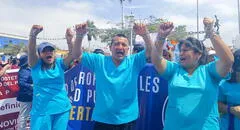Personal de salud sigue en las calles buscando aumento salarial