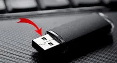 ¿Por qué las memorias USB tienen 2 agujeros y qué sucede si los tapas o no existieran?