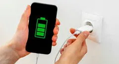 ¿Qué debes conectar primero al cargar tu smartphone, el enchufe o el cable al celular?