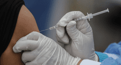 La primera vacuna contra el cáncer de piel más agresivo: ¿cómo funciona y cuándo la venderán en Argentina?