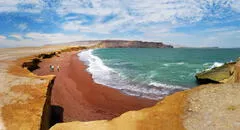 La inusual playa de arena roja, impetuosas olas y aguas turquesas: ¿cómo llegar desde Lima?