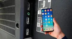 ¿Qué pasa cuando conectas tu teléfono al puerto USB que tu Smart TV tiene en la parte trasera?
