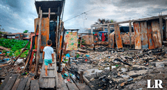 Iquitos: entre escombros, basura y aguas estancadas viven damnificados de incendio en Punchana