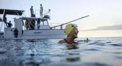 Está en Netflix y su historia impresionó por ser la primera mujer en nadar con tiburones