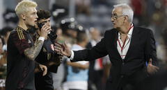 Jorge Fossati expresó su malestar sobre el pedido de los hinchas para que ingrese Oliver Sonne