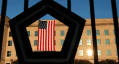 El curioso motivo de por qué hay 13 franjas en la bandera de los Estados Unidos