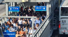 Metropolitano colapsa: reportan cierre de estaciones e interminables colas