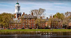 Harvard quedó fuera del ranking de las 3 mejores universidades del mundo: ¿a qué puesto bajó?