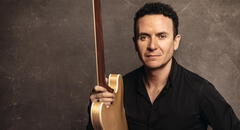Fonseca cuenta cuál es la historia paranormal detrás de la canción 'Te mando Flores'