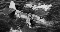 Esta es la historia del piloto de la Segunda Guerra Mundial que fue enterrado junto a su avión en el fondo del mar