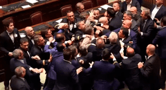 Diputados se agarran a golpes en Parlamento italiano: uno tuvo que ser evacuado en silla de ruedas