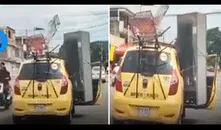 Taxista genera críticas al llevar una refrigeradora y mecedoras en su vehículo: “Irresponsable al volante”
