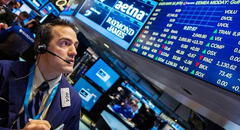 Wall Street repunta y se recupera de la caída mundial de mercados