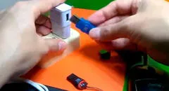 ¿Qué pasa si conectas una memoria USB al cargador del teléfono y lo enchufas a la corriente?