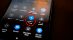 ¿Por qué en los vuelos piden usar el modo avión del teléfono y qué pasa si ignoras la indicación?