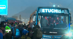 Primer bus 'El Chino' registrado durante paro de transportistas en vía de Evitamiento: "Está llenecito"