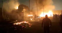 Lurigancho-Chosica: fuerte incendio consume una fábrica de colchones y moviliza a 10 unidades de bomberos