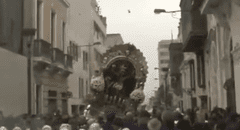 Preciso momento en que la Imagen del Señor de los Milagros casi se cae durante la segunda procesión