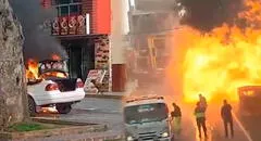 Auto explota en plena plaza de Armas de Chancay y desata el pánico entre los vecinos