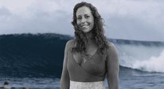 Giulia Manfrini, la surfista que falleció tras ser atravesada por un pez aguja mientras surfeaba en el mar de Indonesia