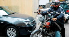 ¿Prohibir que vayan dos en una moto es la solución al problema?