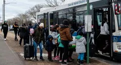 Atención, INMIGRANTES en Nueva York: por qué están enviando autobuses con varios INDOCUMENTADOS de regreso a Texas