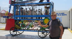 Escultor Miguel Ángel Velit y su escultura gigante de una combi en Chincha