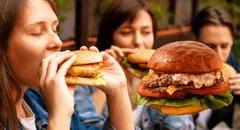 ¿Qué es una hamburguesa smash? Esta es la diferencia de una hamburguesa tradicional y por qué todos la aman