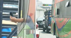 Captan a chofer usando pequeño espejo como retrovisor y afirman: “Es un bus moderno”