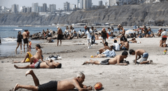 Este distrito de Lima sur ofrecerá sombrillas gratuitas en 2025, pero bañistas afirman que no hay suficientes para verano