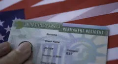 ¡Presta atención, inmigrante con Green Card en USA! 5 formas de usar tu residencia permanente antes de 2025