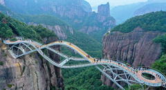 El Ruyi Bridge, el puente de cristal con forma de ADN que flota entre las montañas de China y recibe 200.000 personas