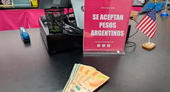 Inmigrantes en EE. UU. revelan que restaurantes en Miami ‘reciben pesos argentinos’ como método de pago