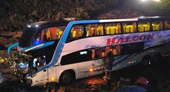 Bus con 50 pasajeros se despista y llega al borde del río Rímac, pero solo hubo heridos leves