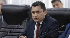 Fiscalía extrajo información del celular del capitán PNP ‘Culebra’, mientras Santiváñez sigue sin entregar su clave de iCloud